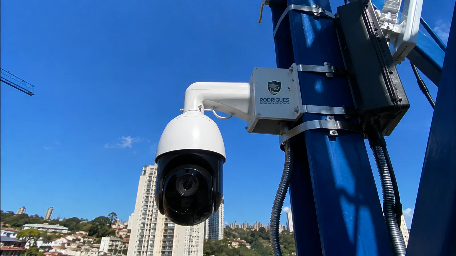 Equipe de técnicos da Rodrigues Segurança Eletrônica em frente à van de atendimento